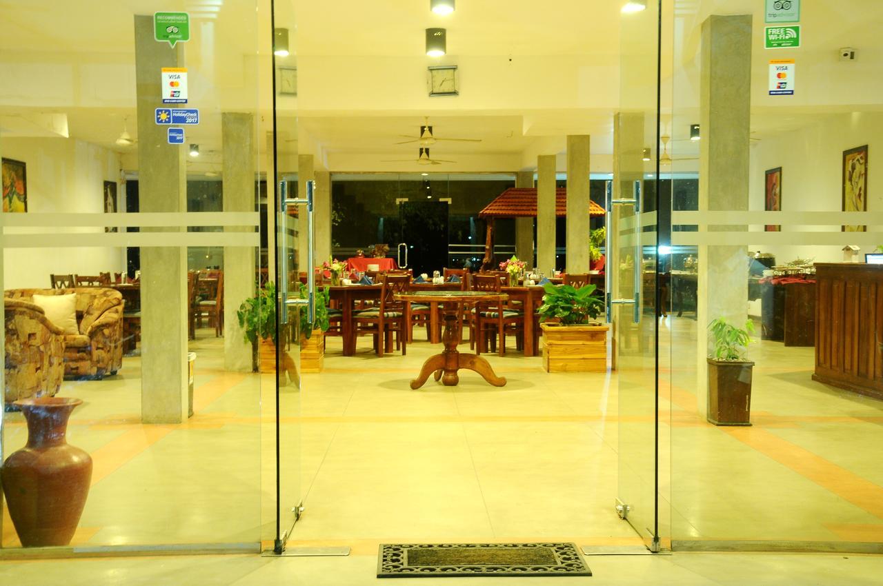 Lake Wind Hotel 티사마하라마 외부 사진